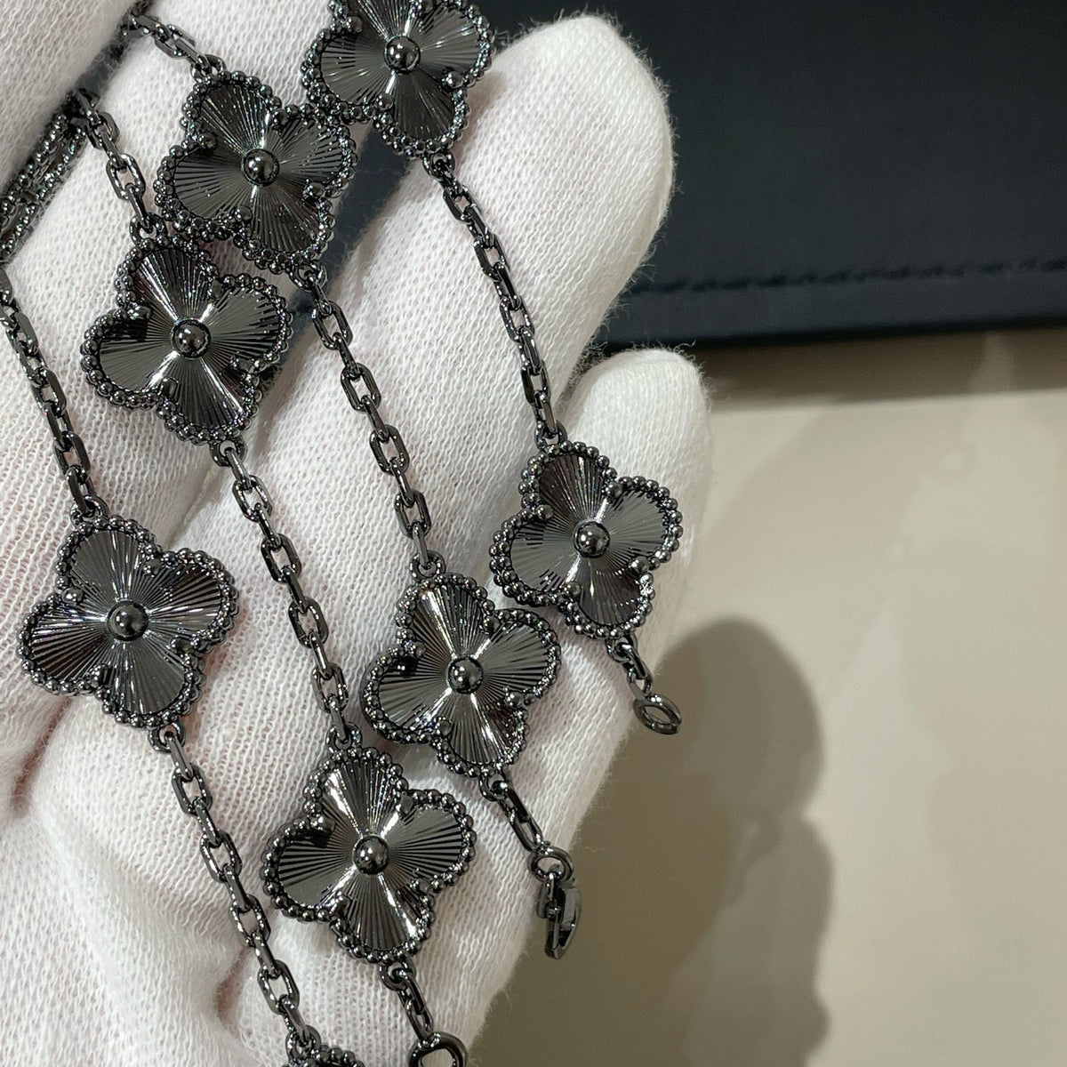 [⭐JeweliWhal]CLOVER 5 MOTIF BLACK BRACELET
