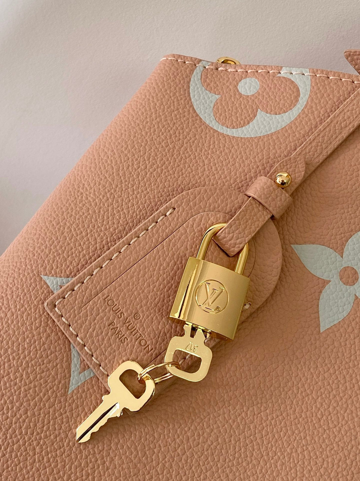 PETIT PALAIS PM LARGE SHOULDER BAG 34 IN PINK EMBOSSED COWHIDE GOLD-TONE HARDWARE