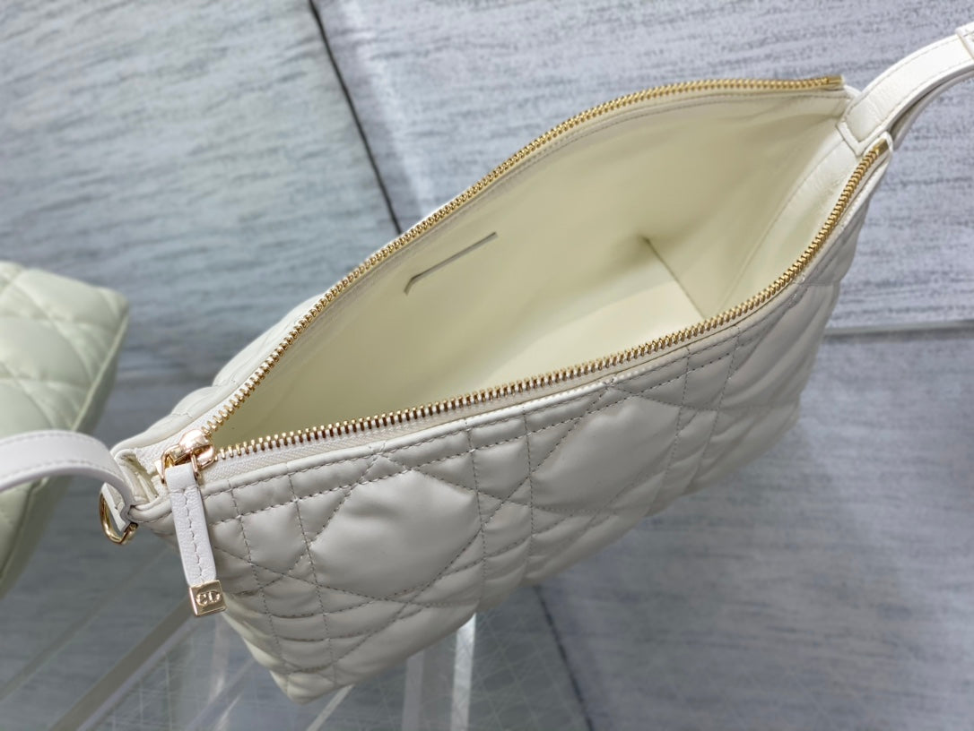 TRAVEL NOMAD POUCH 22 IN WHITE MACROCANNAGE LAMBSKIN GOLD HARDWARE