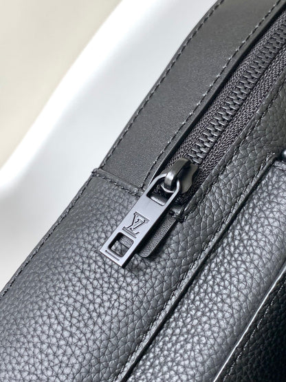 PILOT SLINGBAG 30 IN BLACK COWHIDE LEATHER
