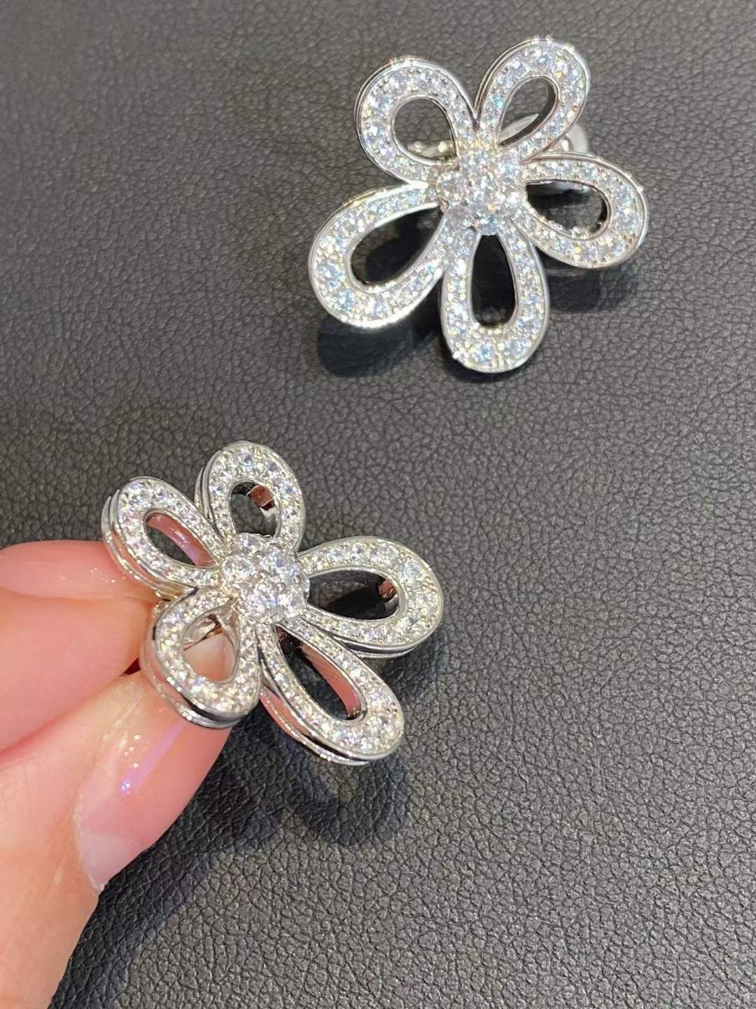 [⭐JeweliWhal]FLOWERLACE EARRINGS FULL DIAMONDS