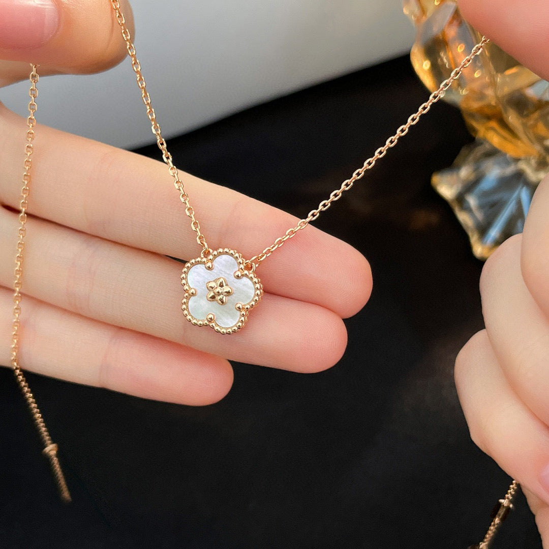 [⭐JeweliWhal]LUCKY  WHITE MOP  PLUM BLOSSOM NECKLACE