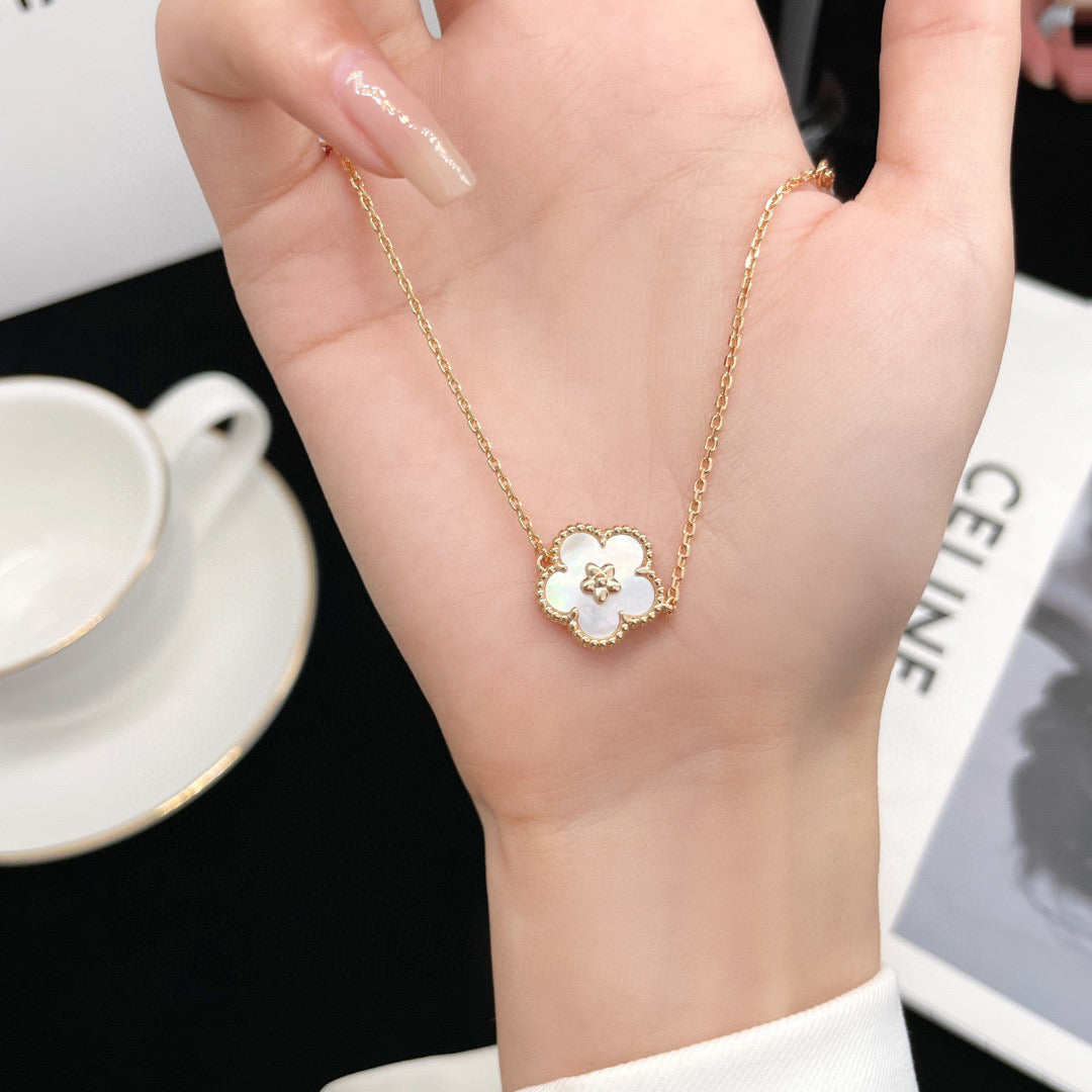 [⭐JeweliWhal]LUCKY  WHITE MOP  PLUM BLOSSOM NECKLACE